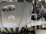 ブラインドタッチでナビや音量を操作できるコマンダーノブを設置。さらに停車状態を維持するオートブレーキホールド機能が毎日の運転疲れを軽減します。デザインと機能性が融合した操作部です。