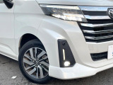 【LEDヘッドライト】悪天候や夜間走行時も良好な視界を確保し安心して運転できる高輝度LEDヘッドライトを装備!点灯速度が早く、消費電力も抑えられています。