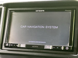 ナビゲーション機能を備えたカロッツェリア製のユニットを装備。画面と手元のボタンで操作でき、行き先を確認したい場面や音楽を楽しみたい日常の移動に活躍します。