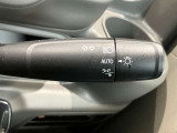 車外の明るさに応じでライトを点灯、消灯してくれるオートライト機能です☆お天気の良い昼間のトンネル走行などオートにしてると便利で安心です☆エンジン停止時にライトの消し忘れも無くなります☆