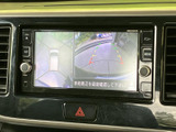 後方の映像に加えて車両周辺を見渡せる表示があり、駐車時の周囲確認をサポートします。画面上のガイドも目安にしながら、見えにくい後方の状況を把握しやすく、車庫入れに役立ちます。
