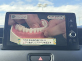 テレビの映像を楽しめる装備を備えており、停車中の休憩時間にも活用できます。画面操作で切り替えができ、移動の合間に車内で過ごす時間をより有意義に演出します。
