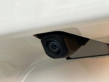 クリーナーを施工箇所全体に噴霧を行い、汚れ箇所を中心にブラッシングします。その後、専用の機械を使い、リンサーまたはスチーム洗浄で汚れを落としております。