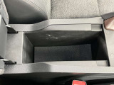 アームレストの中にも収納スペース!運転席周りをすっきり保てます!