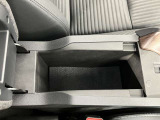 アームレストの中にも収納スペース!運転席周りをすっきり保てます!