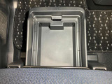 助手席シートアンダーボックス(車検証収納トレイ付)!大容量で前席からも後席からも引き出し可能!