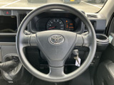 正面にメーターを見通せる位置にあり、運転中の視線移動を抑えやすい配置です。握りやすさを意識した形状で、鍵を差し込む位置も手元にまとまり、乗り込んでからの操作もスムーズです。