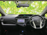 運転席まわりは、前方へ広がる視界と見やすく配置された表示部が特徴です。ナビ画面やメーターを確認しやすく、運転に集中しやすい環境を整えています。乗り込んだ際の見通しもよく、日々の移動を快適に支えます。