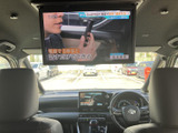 前席用の画面に加え、後席からも見やすい位置にモニターを備えています。停車中の映像視聴や、同乗者それぞれの過ごし方に合わせた使い分けに便利な装備です。