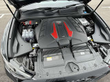 Audiはターボチャージャー付きの直噴エンジンでこちらのモデルはV8エンジンでございます。強力な出力と優れた燃費を両立させています。