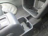 乗車中にホッと一息、ドリンクホルダーもありますよ!ドリンクだけでなく小物類も収納できますよ