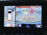 後方映像に加えて車両周辺を上から見た表示もあり、駐車時の位置確認に役立ちます。画面のガイドを目安にしながら、周囲を直接確認して操作いただけます。