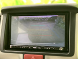 後方の様子を画面で確認しながら駐車できるモニターを備えています。目安となるラインも表示されるため、駐車位置を把握しやすく、車庫入れや狭い場所での操作をサポートします。