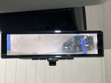 【インテリジェント ルームミラー】車両後方のカメラ映像をミラー面に映し出すので、車内の状況や、天候などに影響されずいつでもクリアな後方視界が得られます!