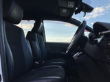前席は視界が広く、運転席と助手席にゆったり座れるレイアウトです。シートに加え、ドア側や前方の景色も見渡しやすく、日常の移動を快適に過ごせます。