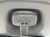 天井部には車内灯を備え、スイッチで点灯状態を切り替えられます。乗り降りの際や車内で手元を確認したい時に役立ち、必要に応じて使い分けられる便利な装備です。