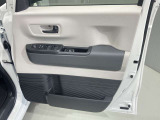 窓の開閉もスイッチひとつで簡単!駐車券を取るときもラクラク★