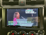 停車中にテレビ番組を視聴できる画面を備えています。お出かけ先での待ち時間や休憩中にも映像を楽しめるので、車内で過ごす時間の選択肢が広がります。