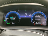 速度やシフト位置、航続可能距離などの情報がメーター内に表示され、運転に必要な状況を確認できます。複数の情報を一か所で把握しやすく、日常の運転を支えます。