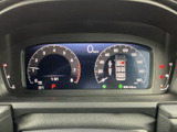 速度やエンジン回転数などの情報がひと目で確認しやすく、中央には車両情報も表示されています。運転中に必要な情報を把握しやすい、見やすいレイアウトです。