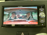 画面には車両後方の映像が表示され、目安となるガイド線も確認できます。駐車時に周囲の状況を把握しやすく、後退操作をサポートする実用的な装備として日常の駐車に役立ちます。