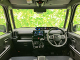 運転席からフロントガラス越しに広く前方を見渡せ、周囲を確認しやすい運転環境です。運転席と助手席の間もすっきりまとまり、乗り込んだ際に室内全体を見渡しやすい空間です。