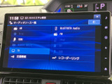 オーディオソース一覧からテレビを選択できる画面です。停車中に映像やテレビ番組を視聴でき、休憩時間も車内で過ごすひとときを楽しめます。