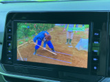 画面にテレビ番組が表示され、停車中に映像を視聴する際に活用できます。映像と文字情報を大きく確認できるモニターで、休憩時間などに車内で過ごすひとときを支えてくれます。