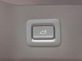 【パワーバックドア】スマートキーや運転席のボタンを押すだけでリアゲートが自動で開閉します!荷物を持っている時や、高い位置にあるバックドアを閉める際に便利な機能です♪
