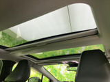 大きく広がるガラスエリアが車内に明るさと開放感をもたらします。シェードを閉じれば日差しを調整でき、同乗者も景色を楽しみながらくつろげる室内空間です。