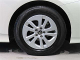 純正のアルミホイール装着車です。タイヤサイズは195/65R15です。