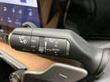 レバー上にワイパー関連のマークがまとまり、各表示を見分けやすい構成です。運転席から手元で確認できる位置にあり、天候の変化に備える際にも便利です。