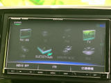 オーディオ画面にはラジオやテレビ、USB、Bluetoothなど複数の選択項目が表示されています。用途に合わせてメニューを選びやすく、日々の移動中に音楽や情報を楽しめます。