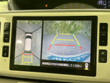 後方映像に加えて車両周辺を上から見た表示もあり、駐車時に周囲の状況を確認しやすい構成です。画面のガイド線も目安にでき、バックでの車庫入れや狭い場所での駐車をサポートします。