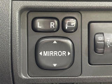 【電動格納ミラー】サイドミラーは電動格納式となっており、狭い駐車場でもキズがつくリスクを抑えられます。