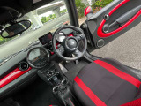 ミニ ジョン・クーパー・ワークスの運転席の状態です。操作しやすく機能的な室内です。