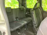 3列目にも座席が設けられ、乗車人数に応じて活用できる室内空間です。左右の窓から外の明るさを感じられ、同乗者も落ち着いて過ごせます。