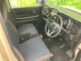運転席と助手席は、落ち着いた色合いのシートとゆとりある足元が印象的です。前方の視界も確保され、運転席まわりを見渡しやすい室内で、毎日の移動にもなじみやすい空間です。
