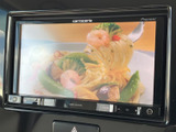 停車中にテレビや映像を楽しめる画面を備えています。大きく表示される映像で、休憩時間などに気分転換をしたいときにも便利です。車内で過ごすひとときを、より楽しく演出してくれます。