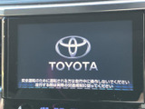 ナビ画面には起動時の案内が表示され、画面を使った各種メニューへ進めます。表示内容を確認しながら操作でき、日常の移動を支える装備として活用いただけます。