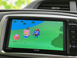 停車中にテレビ番組や映像を視聴でき、休憩時間や待ち合わせのひとときにも便利です。画面に映像が表示される装備で、同乗者と過ごす車内時間の選択肢が広がります。