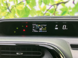 速度やシフト位置などの情報が集約され、運転に必要な表示を確認しやすいレイアウトです。警告灯類も視界に入りやすく、日々の運転を安心して始められます。