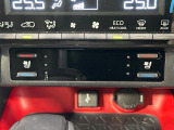 【シートヒーター&ベンチレーション】夏場は涼しい風でお尻や背中の熱やムレを防ぎ、冬はエアコンよりも早く温まってポカポカに!季節を問わず快適に過ごせます。