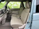 前席は明るい色合いで統一され、車内にやわらかな雰囲気が広がります。シートの形状もゆったりとしており、運転席・助手席ともに落ち着いて座れる空間に仕上がっています。