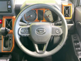 インテリアに合わせたデザインのステアリングは、運転される方のことも考え、運転しやすい形状、大きさです。是非一度、実際に触ってお確かめください。