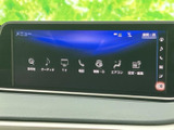 目的地やオーディオ、テレビ、電話など、車内機能のメニューを一覧で確認できます。アイコンと文字が整理されており、必要な項目を見つけやすい画面構成で日常使いを支えます。