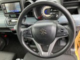 手元にスイッチ類を備え、運転姿勢を保ちながら必要な操作に対応できます。メーターの確認もしやすい配置で、毎日の移動を支えてくれます。