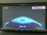 テレビ番組を画面で楽しめる装備です。停車中の休憩時間などに映像を視聴でき、待ち時間も心地よく過ごせます。音声や映像の確認もしやすい配置です。