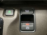 電子制御パーキングブレーキ、ブレーキホールド搭載!パーキングブレーキは手動で解除スムーズな発進が可能。ブレーキホールドは停車中に、ブレーキペダルを踏み続けなくても、自動的にブレーキを保持する機能です。