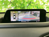 後方の映像に加えて車両周辺の表示も確認でき、駐車時の安全確認をサポートします。画面の目安線を参考に、周囲を確かめながら操作いただけます。